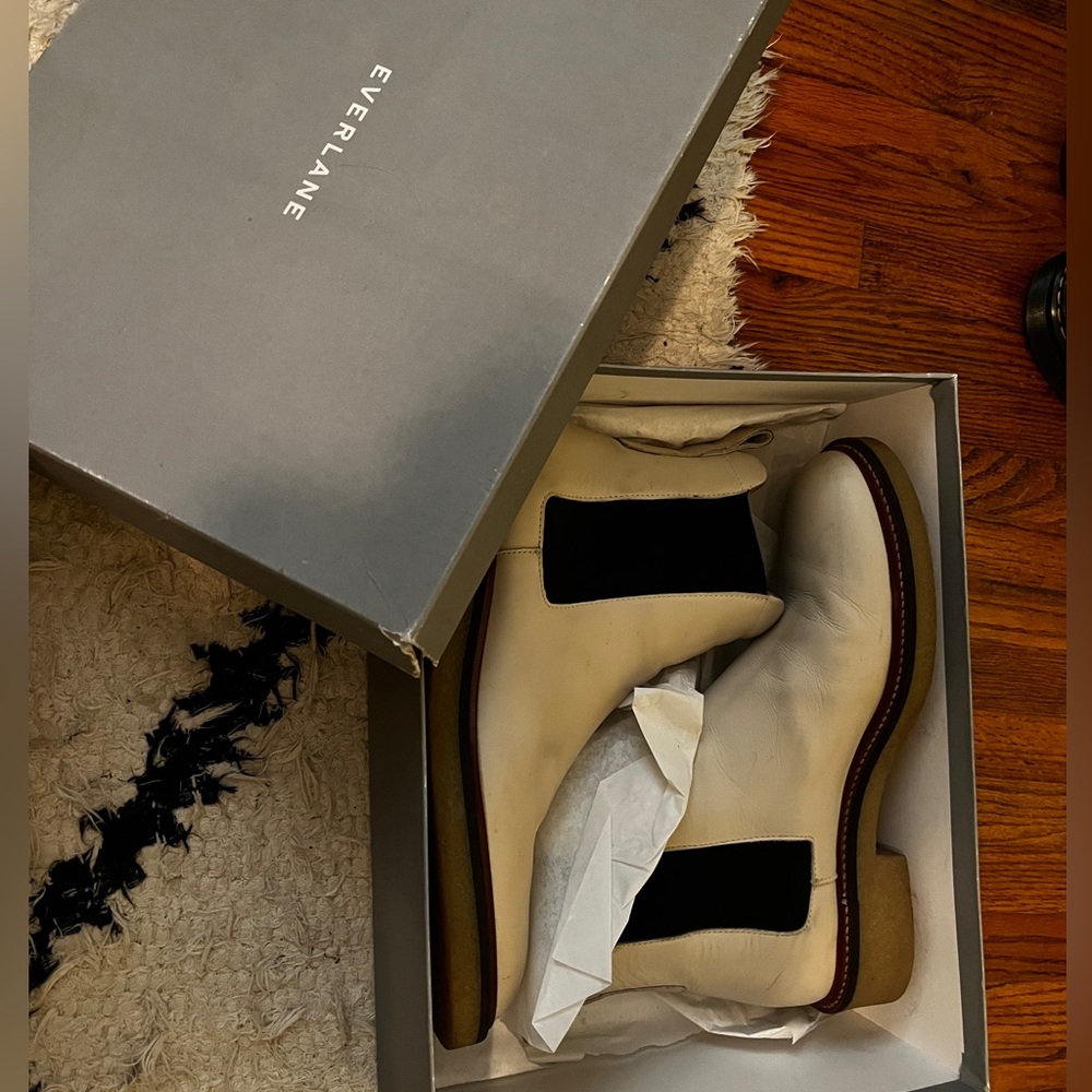 Everlane Women's white Chelsea Boots, Italian leather size 9, with box